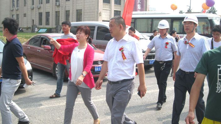 西部国际酒饮交易中心隆重举办综合楼主体封顶仪式